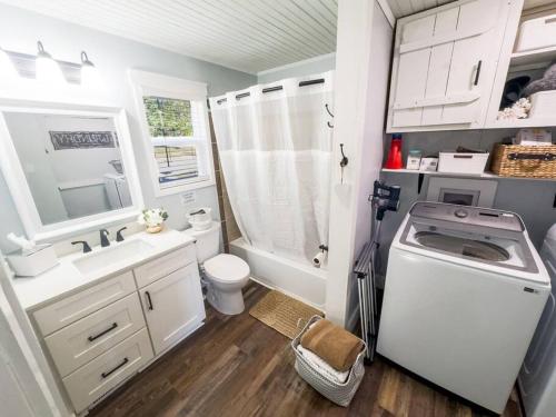 y baño con lavamanos y lavadora. en The Cabin on Eagle's Nest Cove of Watts Bar Lake, en Rockwood