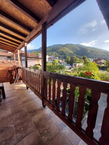 een balkon met uitzicht op de bergen bij Стаи за гости Върбите in Sapareva Banya