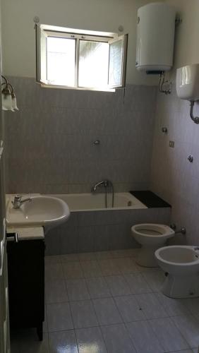 een badkamer met een bad, een toilet en een wastafel bij Casa Auricchio in Terzigno