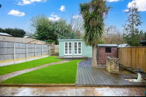 a garden with a small shed and a fence at Centrally Located accommodation near town center in Kent
