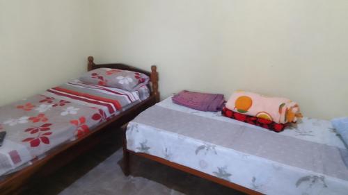 two beds sitting next to each other in a room at Hospedaje jabuticaba in El Soberbio