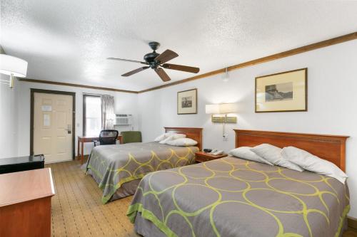 a hotel room with two beds and a ceiling fan at Georgetown Lodge in Georgetown