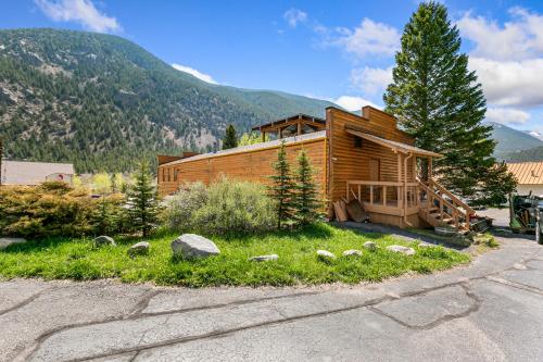 a log cabin in the mountains with a driveway at Georgetown Lodge in Georgetown