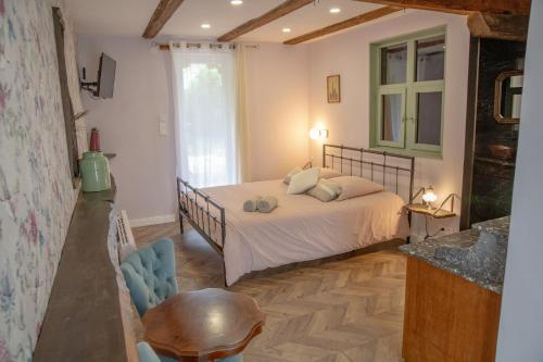 una camera con letto, tavolo e finestra di Chambre indépendante n1 - Bretzel et Bergamote a Richtolsheim