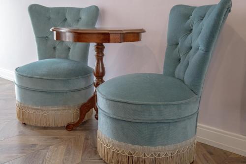 2 sillas y una mesa en una habitación en Chambre indépendante n1 - Bretzel et Bergamote, en Richtolsheim