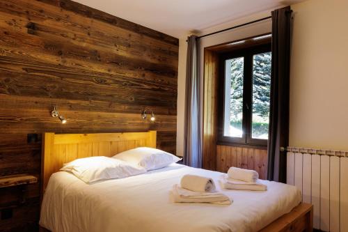 een slaapkamer met een bed met twee handdoeken erop bij la casse deserte in Arvieux