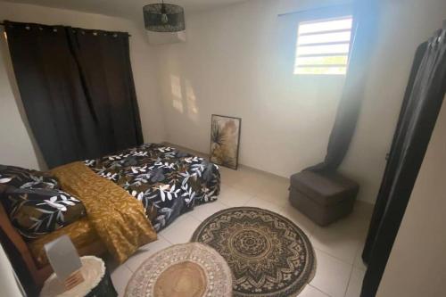 Cette chambre comprend 2 lits et un tapis. dans l'établissement Appartement T2 très cosy, à Cayenne