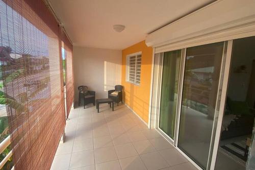 an empty hallway of a house with a balcony at Appartement T2 très cosy in Cayenne