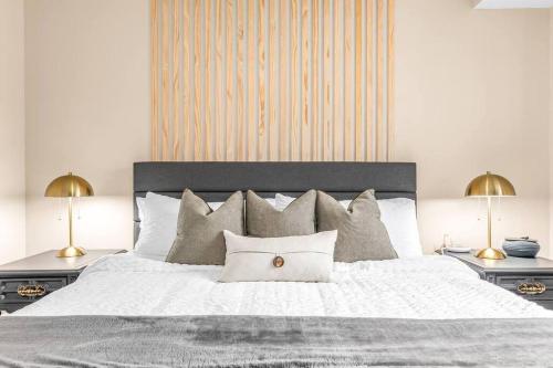 a bedroom with a large white bed with two lamps at Spacious 1BR Upper Flat in the Heart of Roseville in Roseville