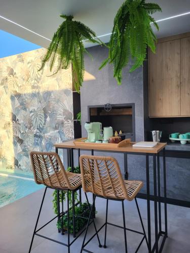 Una cocina con una mesa y dos sillas y una mesa. en VIP_RUIDERA_HOME, en Ruidera