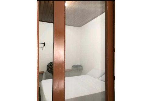 卡拉瓜塔圖巴的住宿－Cantinho do Sossego，滑动玻璃门,在房间内配有床