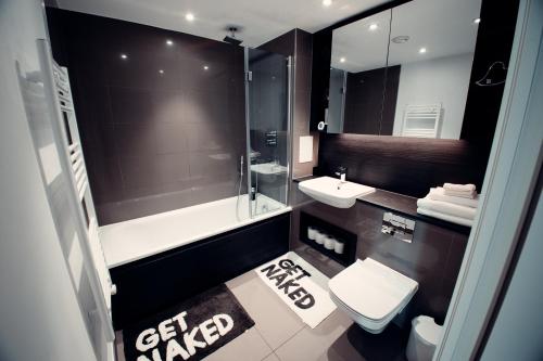 a bathroom with a toilet and a shower and a sink at 2 Bed Flat London in London