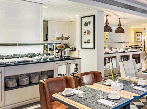 a dining room with a table and chairs at H10 Duque de Loule in Lisbon