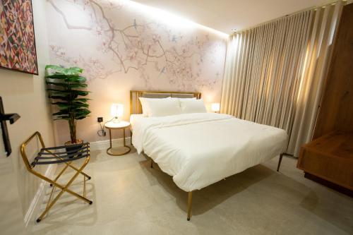 شقق درر السكنية تصميم إيطالي مريح في قلب الرياض دخـول ذاتي في الرياض: غرفة نوم بسرير وجدار مع خريطة