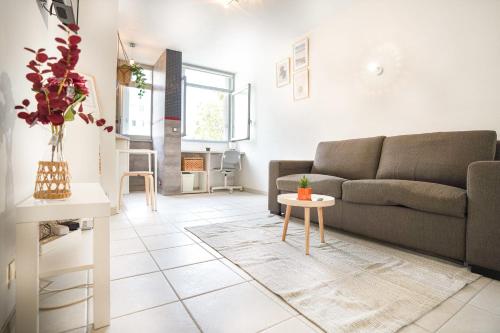 un salon avec un canapé et une table dans l'établissement Studio cosy hypercentre proche Vieux-Port et métro, à Marseille