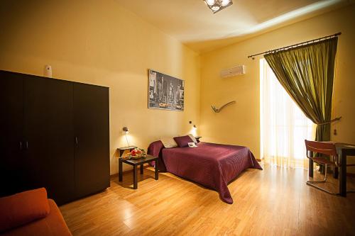 コラートにあるAlbergo Tripoli B&B Affittacamereのベッドルーム1室(ベッド1台、テレビ付)