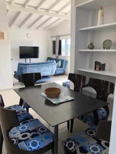 a dining room with a table and chairs at Casa Bita Morales CASA 201 in Cartagena de Indias