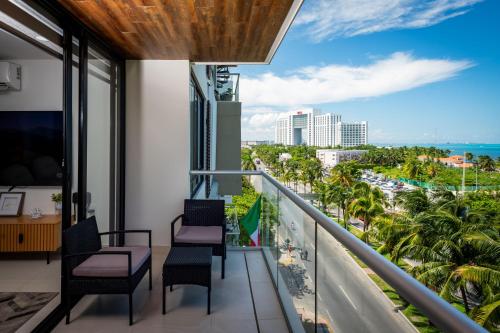 a balcony with chairs and a view of the ocean at Aloja oceanview in the Hotel Zone in Cancún