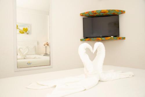 Giường trong phòng chung tại Flat equipado e com varanda no melhor trecho da praia de Muro Alto, beira-mar, piscina, restaurante, wi-fi, a 10 minutos de carro de Porto de Galinhas