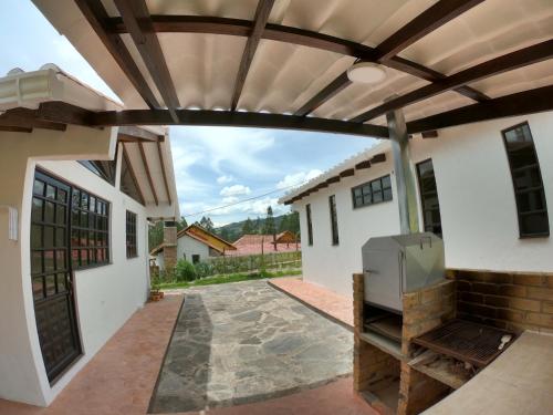 ドゥイタマにあるMi terrunio-Alojamiento ruralの日よけ付きの家の内側の景色を望む客室で、パティオが備わります。