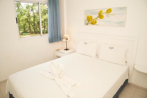 Giường trong phòng chung tại Flat equipado e com varanda no melhor trecho da praia de Muro Alto, beira-mar, piscina, restaurante, wi-fi, a 10 minutos de carro de Porto de Galinhas