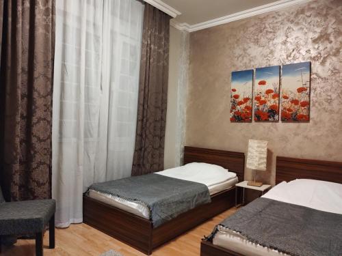 sypialnia z 2 łóżkami i krzesłem w obiekcie Downtown Skadarlija w Belgradzie