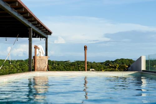 een zwembad in een resort met uitzicht bij Hotel Basalto in Punta Mita