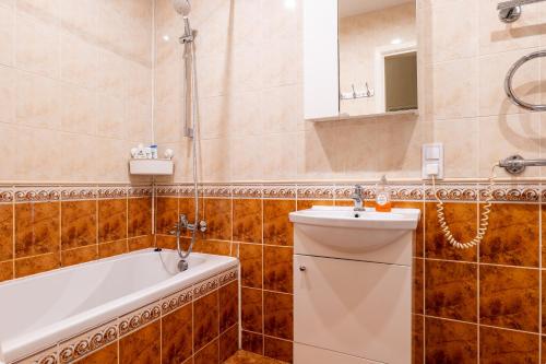 y baño con bañera, aseo y lavamanos. en Old Town Bridge Apartment, en Klaipėda