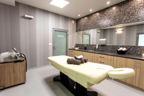 a bathroom with a yellow sink and a mirror at Hotel Ren & Restauracja Browar Kociewski in Starogard Gdański