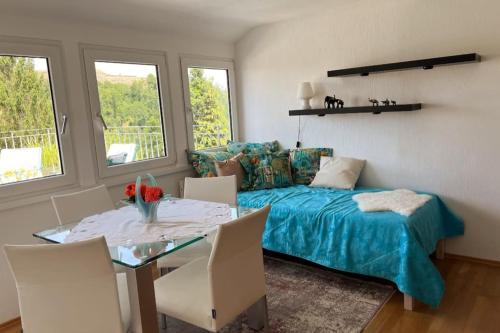 een slaapkamer met een bed en een tafel met stoelen bij Am Eichhof in Koblenz