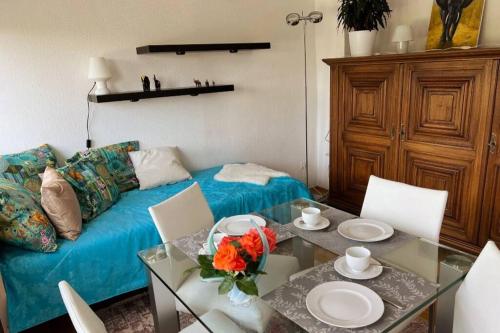 科布倫茨的住宿－Am Eichhof，带沙发和玻璃桌的客厅