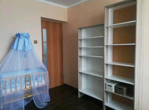 een kamer met een wieg aan de muur bij Baby friendly 1-bedroom rental w/ free parking in Sigulda
