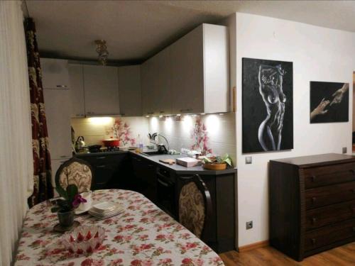 Baby friendly 1-bedroom rental w/ free parking في سيغولدا: مطبخ مع طاولة ومطبخ مع طاولة وكراسي
