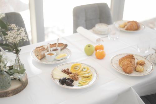 ein weißer Tisch mit Tellern voller Essen darauf in der Unterkunft ESCONS DOMAINE DE CHARME in Saint-Sulpice-sur-Lèze