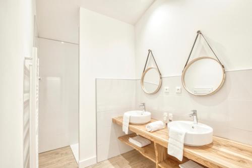uma casa de banho com 2 lavatórios e um chuveiro em ESCONS DOMAINE DE CHARME em Saint-Sulpice-sur-Lèze