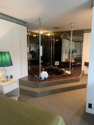 Ένα ή περισσότερα κρεβάτια σε δωμάτιο στο Knights Inn Mackinaw City
