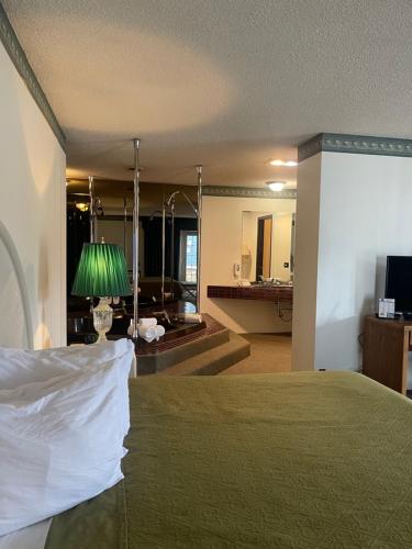 Ένα ή περισσότερα κρεβάτια σε δωμάτιο στο Knights Inn Mackinaw City