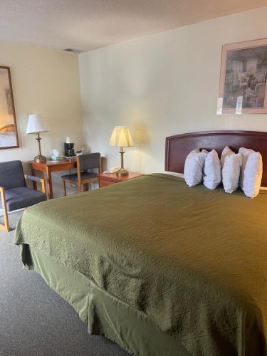 Ένα ή περισσότερα κρεβάτια σε δωμάτιο στο Knights Inn Mackinaw City