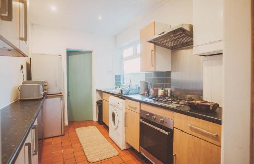 a kitchen with a sink and a stove top oven at Well Equipped 5 beds 2 bathrooms town House in Coventry City near Amenties CONTRACTOR DIGS 5 Beds in Coventry