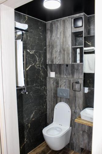 a bathroom with a toilet and a sink at MIRAMEL HOME Centro in Yakkasaray