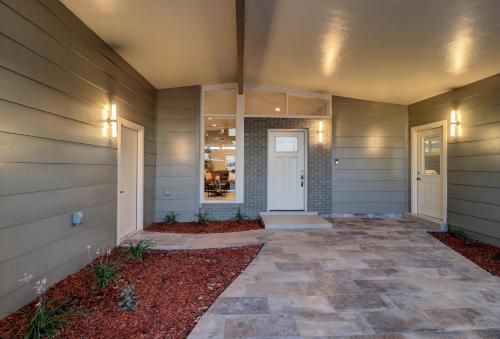 un porche delantero de una casa con una puerta blanca en Sleek, Modern Designer home 3, en Las Cruces