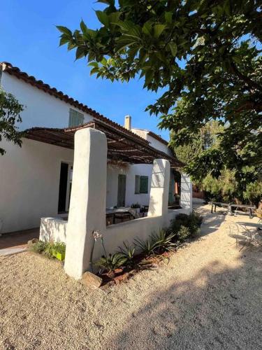 Grand Mas provençal, mer à 200m, parking privé fermé, piscine chauffée