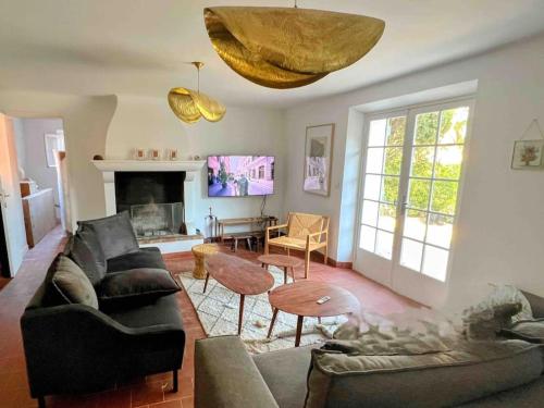 Grand Mas provençal, mer à 200m, parking privé fermé, piscine chauffée