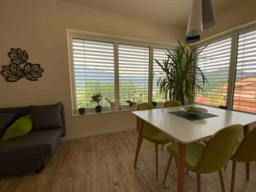 ein Wohnzimmer mit einem Tisch, Stühlen und einem Sofa in der Unterkunft Schöne Ferienwohnung in Windischgarsten in Windischgarsten