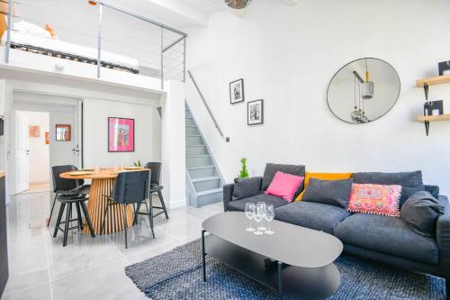un salon avec un canapé et une table dans l'établissement Appart 3 ch clim proche Vieux-Port Gare St-Charles, à Marseille