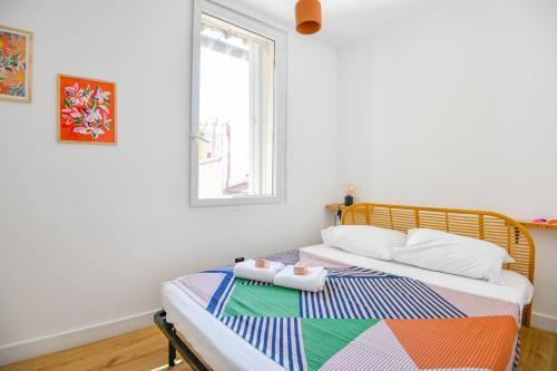 - une chambre avec un lit et une couverture colorée dans l'établissement Appart 3 ch clim proche Vieux-Port Gare St-Charles, à Marseille