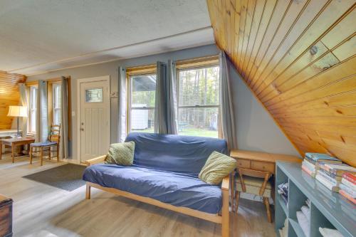Ruang duduk di Pet-Friendly Belfast Retreat - 2 Mi to Downtown!