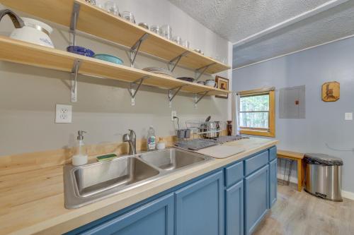 Dapur atau dapur kecil di Pet-Friendly Belfast Retreat - 2 Mi to Downtown!