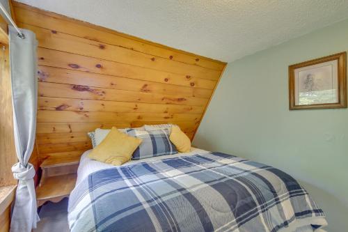 Katil atau katil-katil dalam bilik di Pet-Friendly Belfast Retreat - 2 Mi to Downtown!