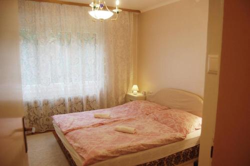 een slaapkamer met een bed met twee handdoeken erop bij Nobel-Prize-Appartement in Graz